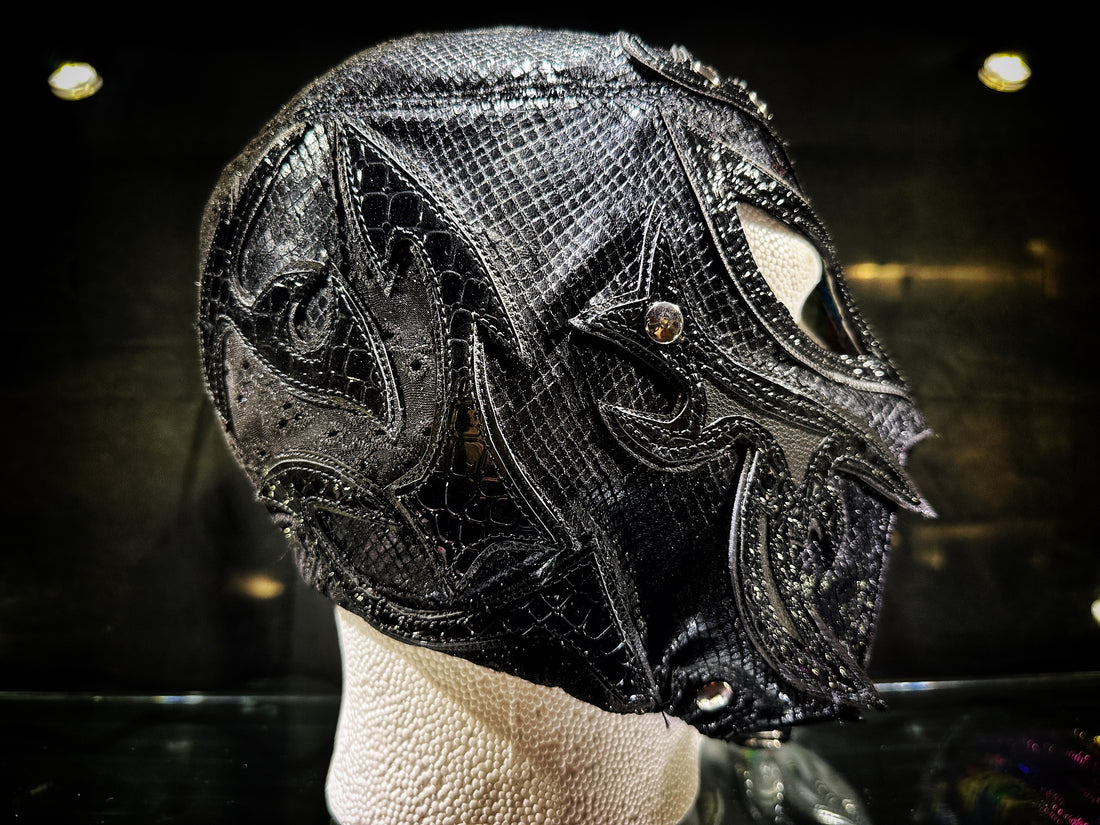Latigo OSCURO professional mask