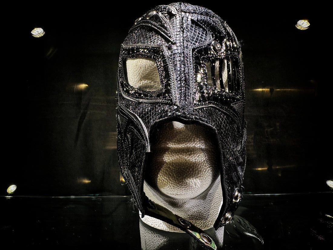 Latigo OSCURO professional mask